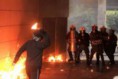 Βόμβες μολότοφ κατά των ΜΑΤ έξω από τα γραφεία του ΠΑΣΟΚ